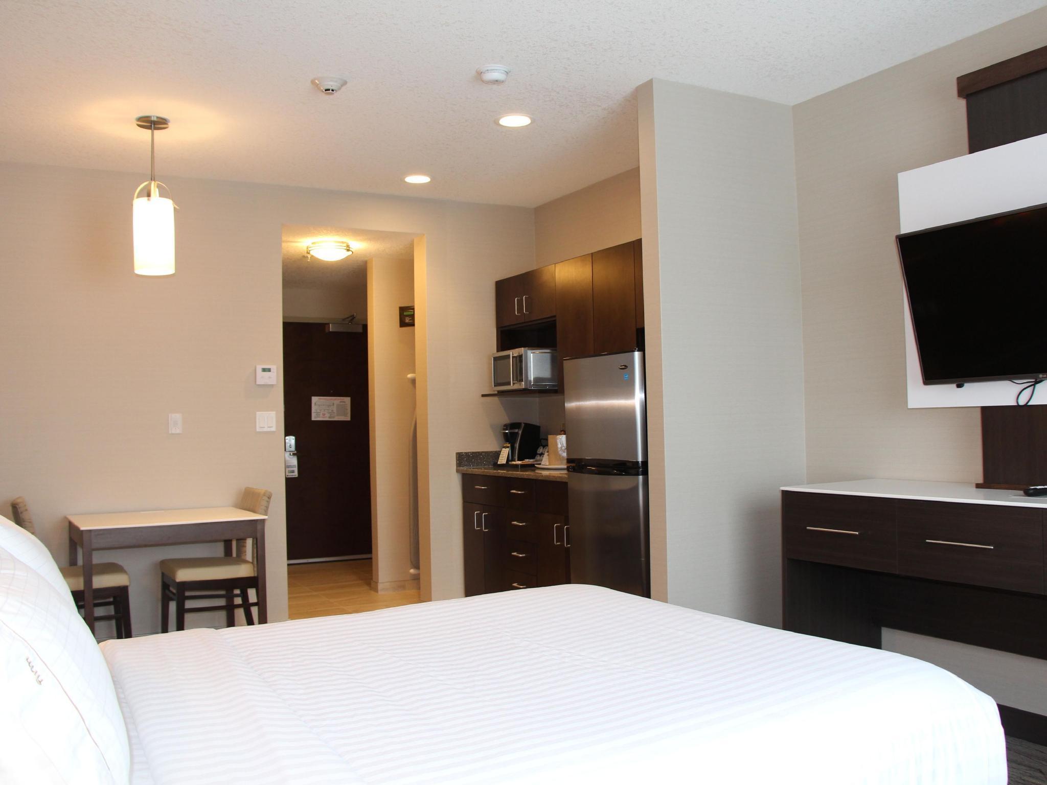 Holiday Inn Express & Suites Cold Lake By Ihg Exterior photo